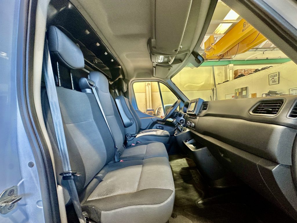 RENAULT MASTER 2.3 BLUEDCI 150CV FURGON MEDIO L2H2 10,8M CLIMA + PACK COMFORT + EXTRAS / 3.500 KG - foto 12
