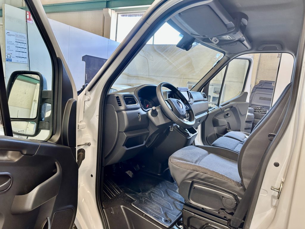 RENAULT MASTER 2.3 BLUEDCI 150CV FURGON MEDIO L2H2 10,8M CLIMA + PACK COMFORT + EXTRAS / 3.500 KG - foto 13