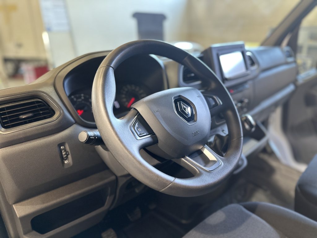 RENAULT MASTER 2.3 BLUEDCI 150CV FURGON MEDIO L2H2 10,8M CLIMA + PACK COMFORT + EXTRAS / 3.500 KG - foto 4