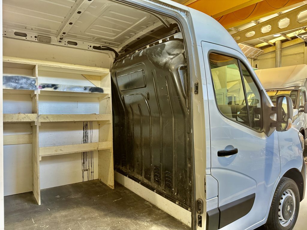 RENAULT MASTER 2.3 BLUEDCI 150CV FURGON MEDIO L2H2 10,8M CLIMA + PACK COMFORT + EXTRAS / 3.500 KG - foto 23