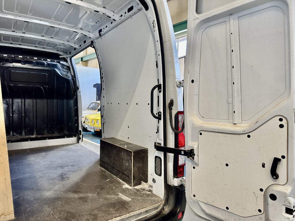RENAULT MASTER 2.3 BLUEDCI 150CV FURGON MEDIO L2H2 10,8M CLIMA + PACK COMFORT + EXTRAS / 3.500 KG - foto 1