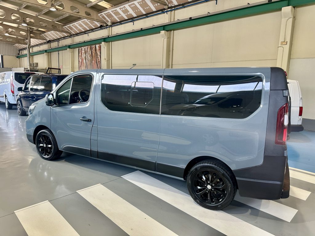 NISSAN PRIMASTAR 2.0dCi 110CV NCONNECTA COMBI9 L2H1 FULL LED + EXTRAS / GRIS PURE - foto 1