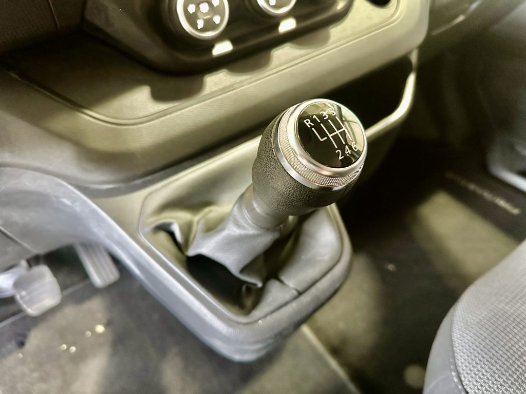 NISSAN PRIMASTAR 2.0dCi 110CV NCONNECTA COMBI9 L2H1 FULL LED + EXTRAS / GRIS PURE - foto 17