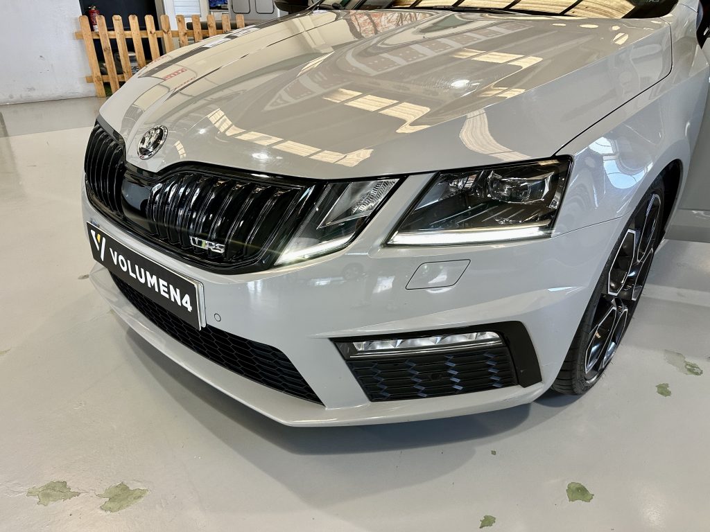 SKODA OCTAVIA COMBI 2.0TSI 245CV VRS M6 FULL EQUIPE - foto 26
