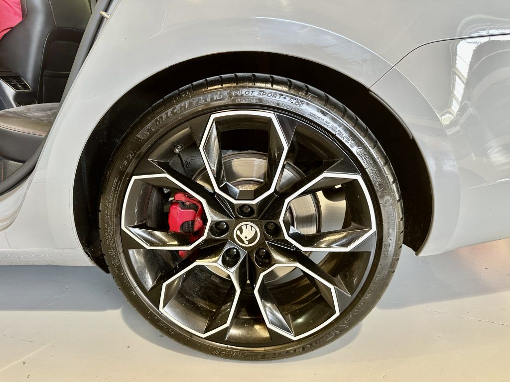 SKODA OCTAVIA COMBI 2.0TSI 245CV VRS M6 FULL EQUIPE - foto 34