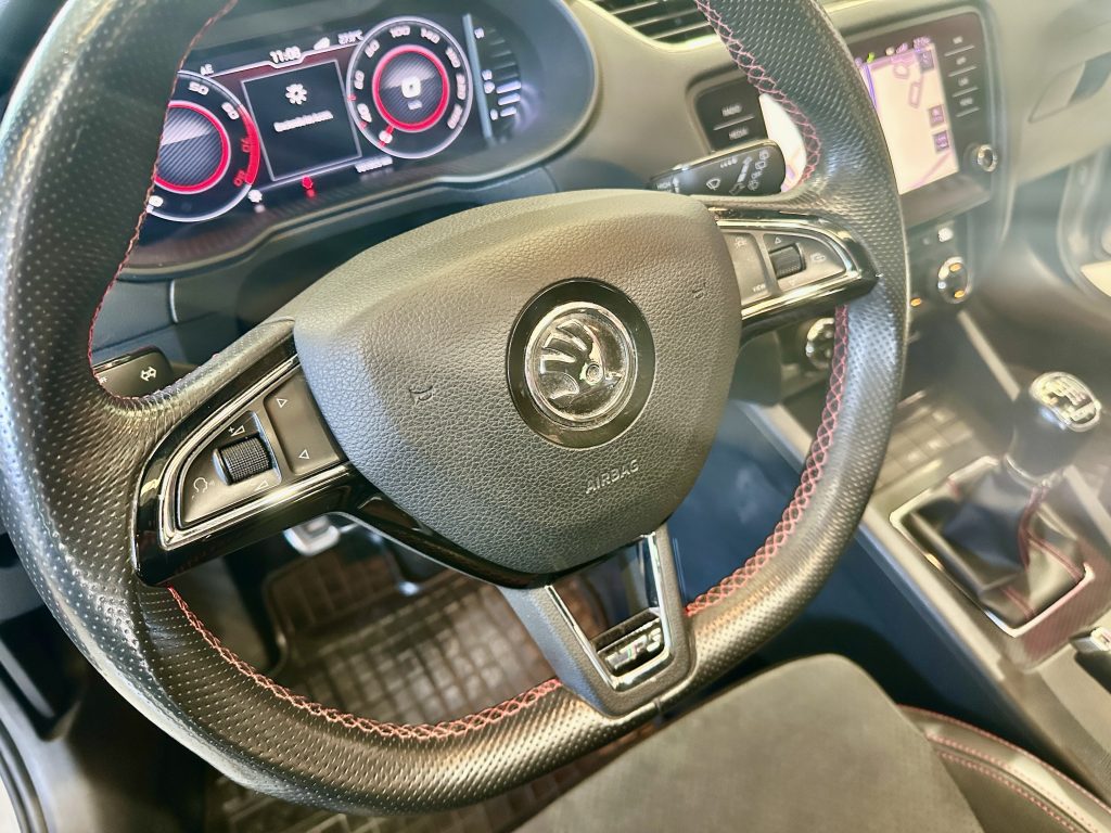 SKODA OCTAVIA COMBI 2.0TSI 245CV VRS M6 FULL EQUIPE - foto 37