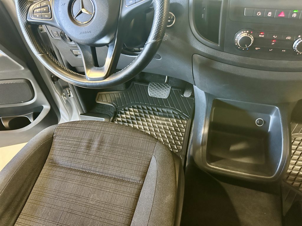 MERCEDES BENZ VITO 116CDI 163CV TOURER SELECT 7GTRONIC 8PL. RWD + DOB. PUERTA + PACK DEPORTIVO / PLATA ESTELAR - foto 17