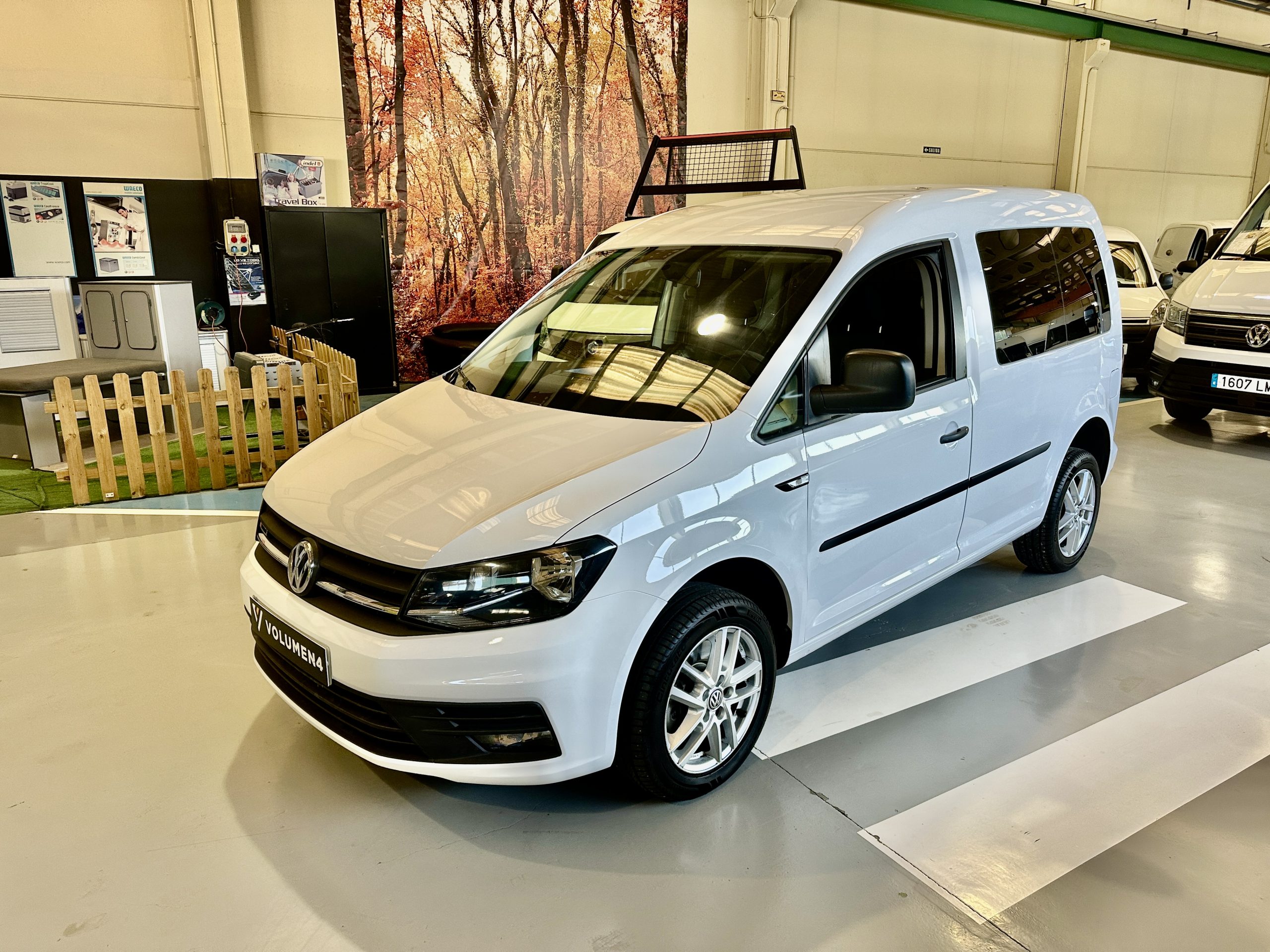 VOLKSWAGEN CADDY 2.0TDI BMT 122CV KOMBI 5 PL. TRENDLINE HIMALAYA 4MOTION 6 VEL + EXTRAS / 6.989 KMS