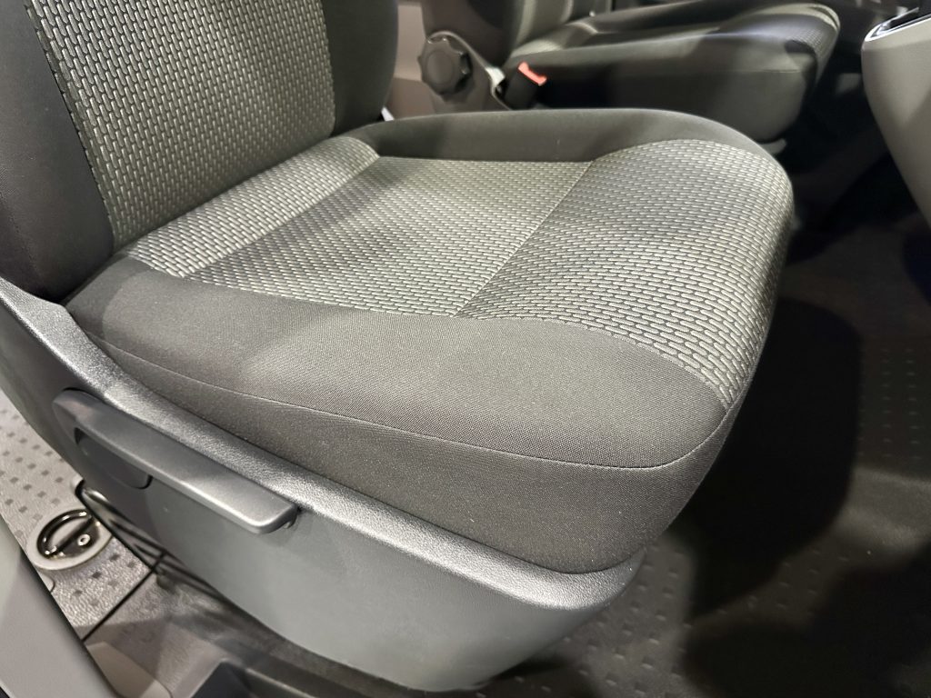VOLKSWAGEN CARAVELLE T6.1 2.0TDI BMT 150CV M6 ORIGIN «T-BUDDY BY TINKERVAN» PACK VIVIENDA  / AZUL STARLIGHT - foto 33