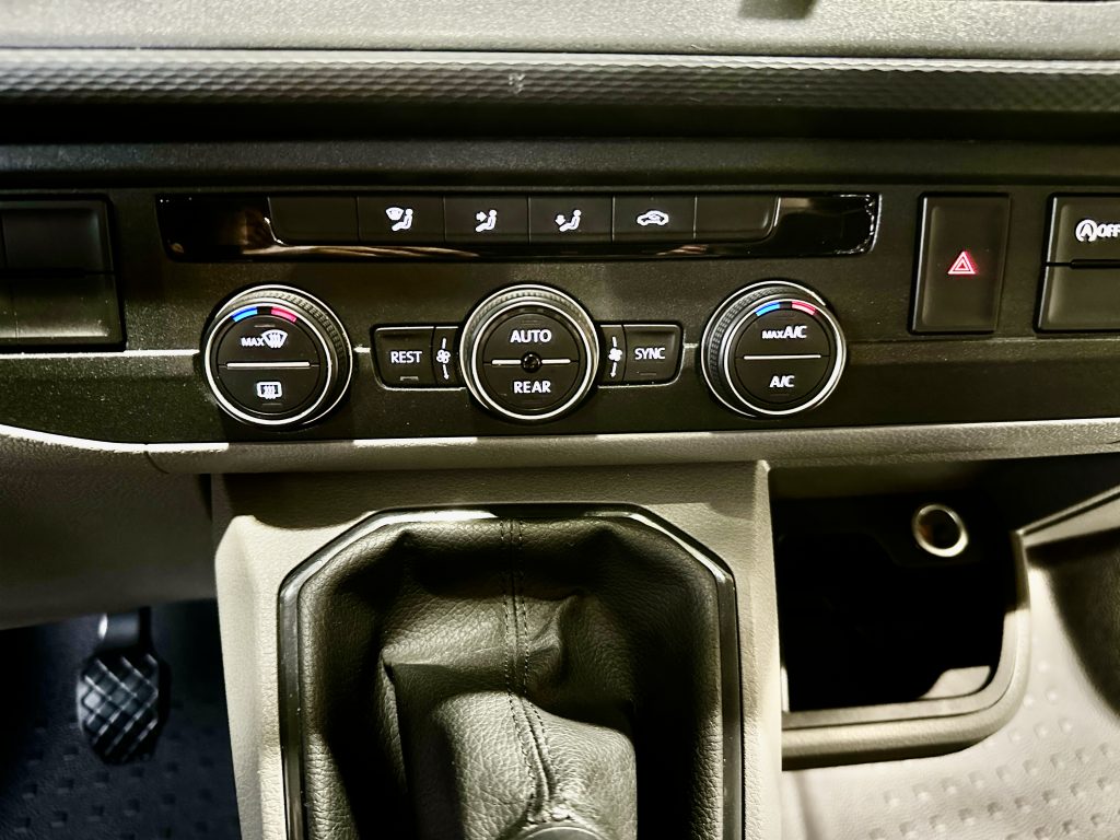 VOLKSWAGEN CARAVELLE T6.1 2.0TDI BMT 150CV M6 ORIGIN «T-BUDDY BY TINKERVAN» PACK VIVIENDA  / AZUL STARLIGHT - foto 14