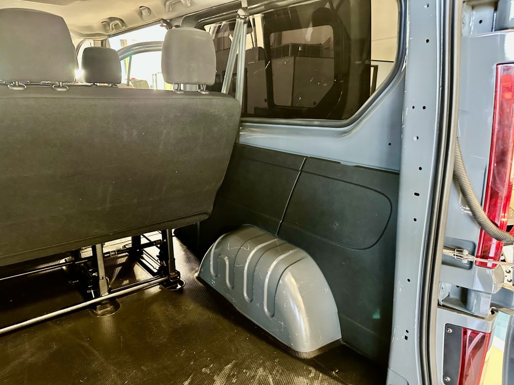 NISSAN PRIMASTAR 2.0dCi 110CV NCONNECTA COMBI9 L2H1 FULL LED + EXTRAS / GRIS PURE - foto 4