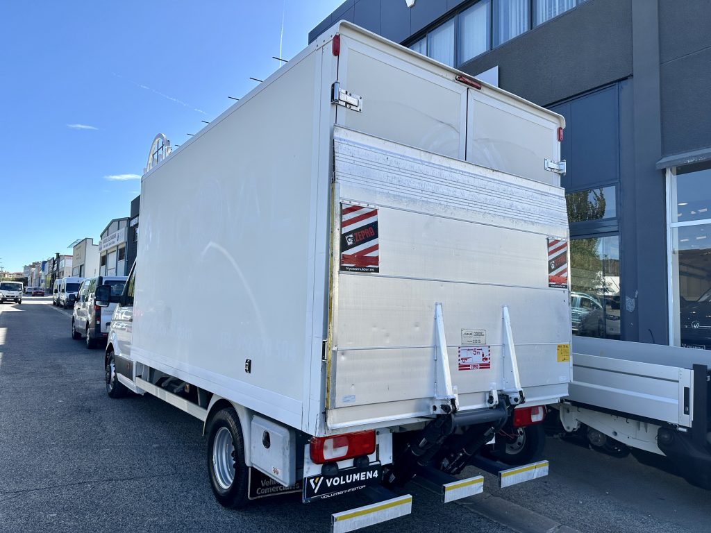 VW CRAFTER 2.0TDI BMT 122CV L4 RWD BOX 35 D. RDA. C/C PAQUETERO 22M CUB 4,30 + PLATAFORMA ZEPRO / CARGA UTIL 505 KG - foto 2