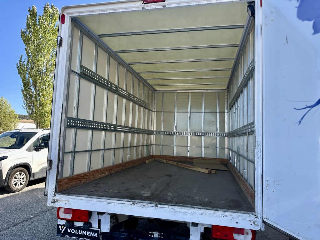 VW CRAFTER 2.0TDI BMT 122CV L4 RWD BOX 35 D. RDA. C/C PAQUETERO 22M CUB 4,30 + PLATAFORMA ZEPRO / CARGA UTIL 505 KG - foto 6