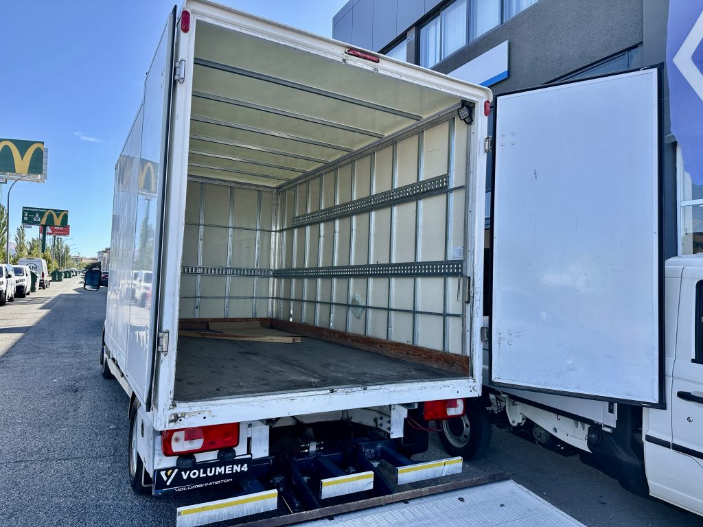 VW CRAFTER 2.0TDI BMT 122CV L4 RWD BOX 35 D. RDA. C/C PAQUETERO 22M CUB 4,30 + PLATAFORMA ZEPRO / CARGA UTIL 505 KG - foto 8