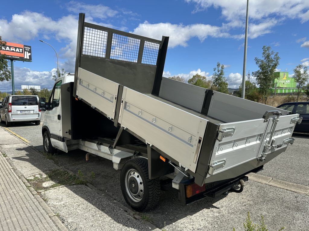 RENAULT MASTER 2.3DCI 120CV 6 VEL. FWD CH/CB L4 RUEDA SIMPLE 3.500 KG BASCULANTE + CAJON / CARGA UTIL 1.065 KG - foto 3