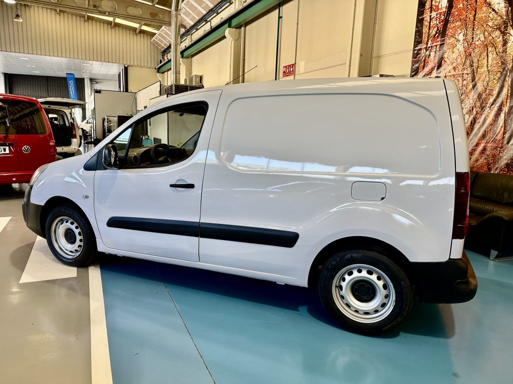 CITROEN BERLINGO 1.6BLUEHDi 100CV FURGON CONFORT L1 PTA LATERAL + EXTRAS - foto 4