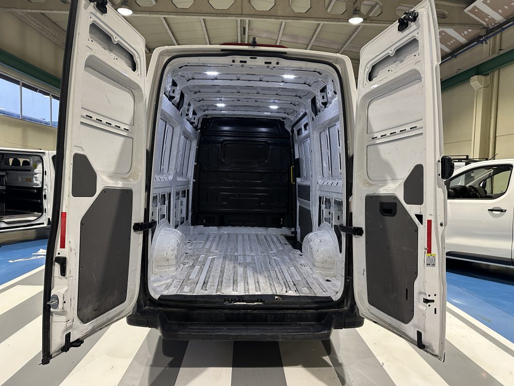 VOLKSWAGEN CRAFTER 2.0TDI 140CV BMT FURGON L3H3 MEDIA T.E. 11.4m3 FWD + EXTRAS / 3.500 KG - foto 10