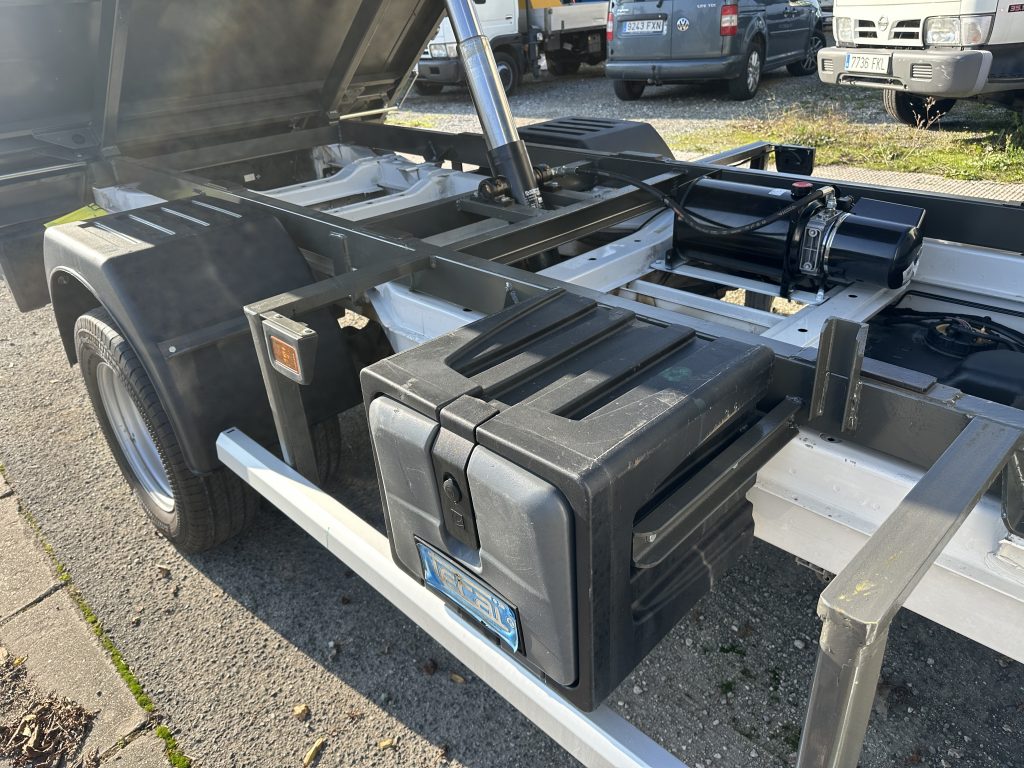 VW CRAFTER 2.0TDI BMT 122CV M6 C/C CHASIS L3 3.640 D.EJES RWD CAJA AB BASCULANTE 3,90 x 2,10 + EXTRAS / 3.500KG - foto 8