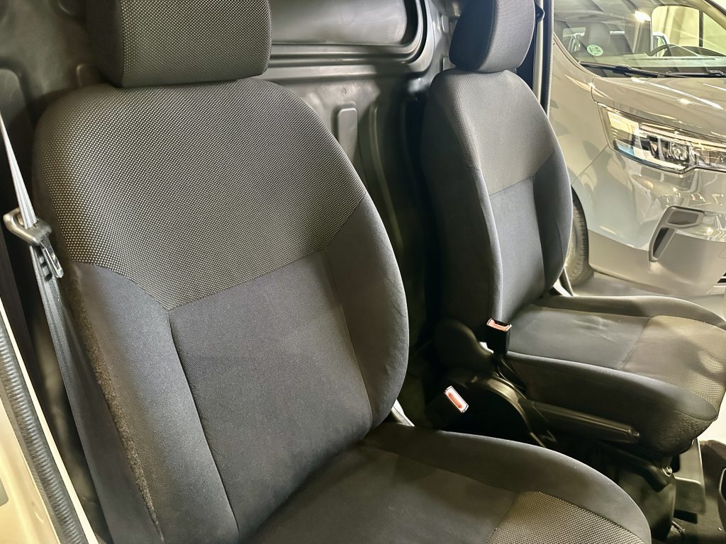 NISSAN NV200 1.5DCI 110CV FURGÓN COMFORT L1 4,2m3 DOBLE PTA LATERAL / 880KG CARGA UTIL - foto 22