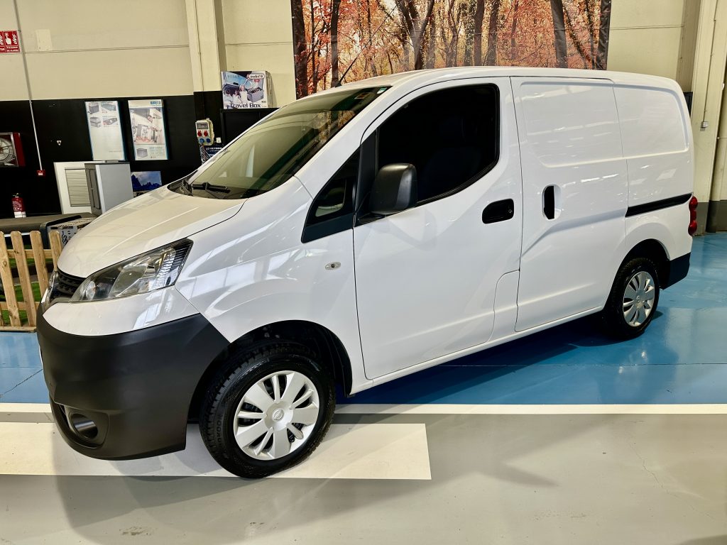 NISSAN NV200 1.5DCI 110CV FURGÓN COMFORT L1 4,2m3 DOBLE PTA LATERAL / 880KG CARGA UTIL - foto 1