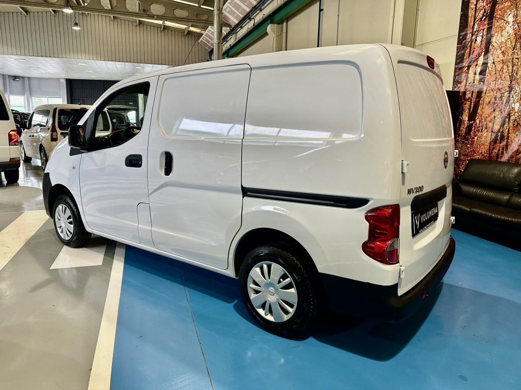 NISSAN NV200 1.5DCI 110CV FURGÓN COMFORT L1 4,2m3 DOBLE PTA LATERAL / 880KG CARGA UTIL - foto 2