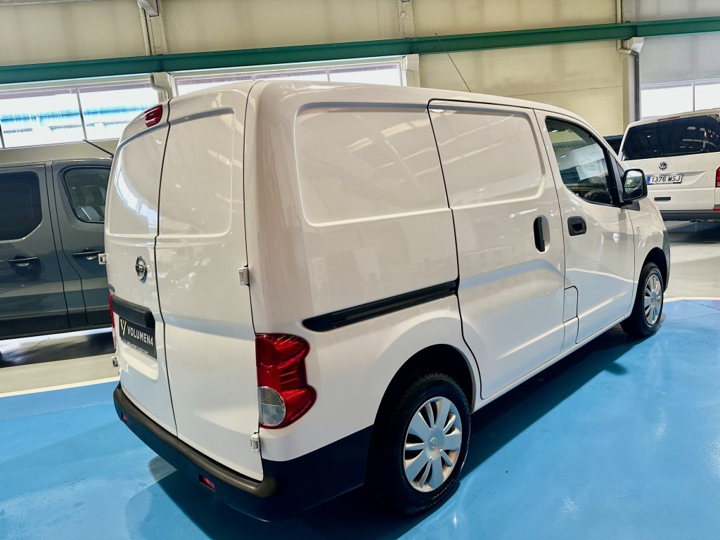 NISSAN NV200 1.5DCI 110CV FURGÓN COMFORT L1 4,2m3 DOBLE PTA LATERAL / 880KG CARGA UTIL - foto 4