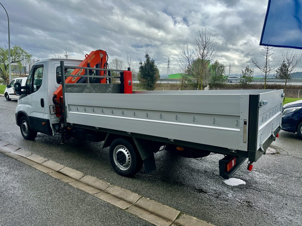 IVECO 35C16 2.3d 160CV M6 C/C RS 3.750mm RWD GRUA PALFINGER PK 3800B + CAJA AB 3,70 x 2,00 / CARGA UTIL 295 KG - foto 17