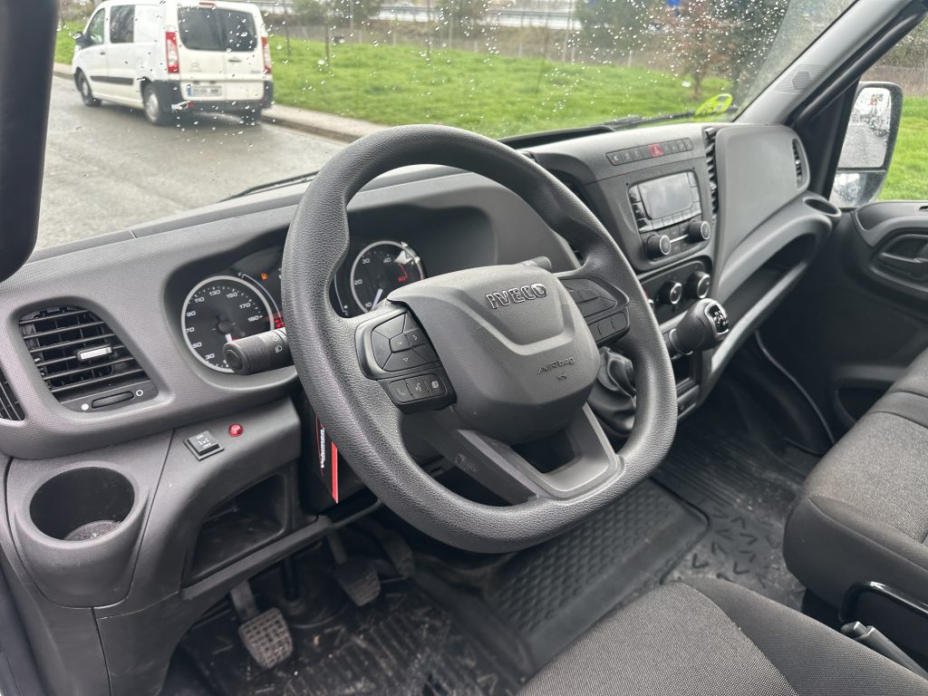 IVECO 35C16 2.3d 160CV M6 C/C RS 3.750mm RWD GRUA PALFINGER PK 3800B + CAJA AB 3,70 x 2,00 / CARGA UTIL 295 KG - foto 27