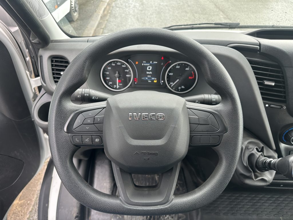 IVECO 35C16 2.3d 160CV M6 C/C RS 3.750mm RWD GRUA PALFINGER PK 3800B + CAJA AB 3,70 x 2,00 / CARGA UTIL 295 KG - foto 28