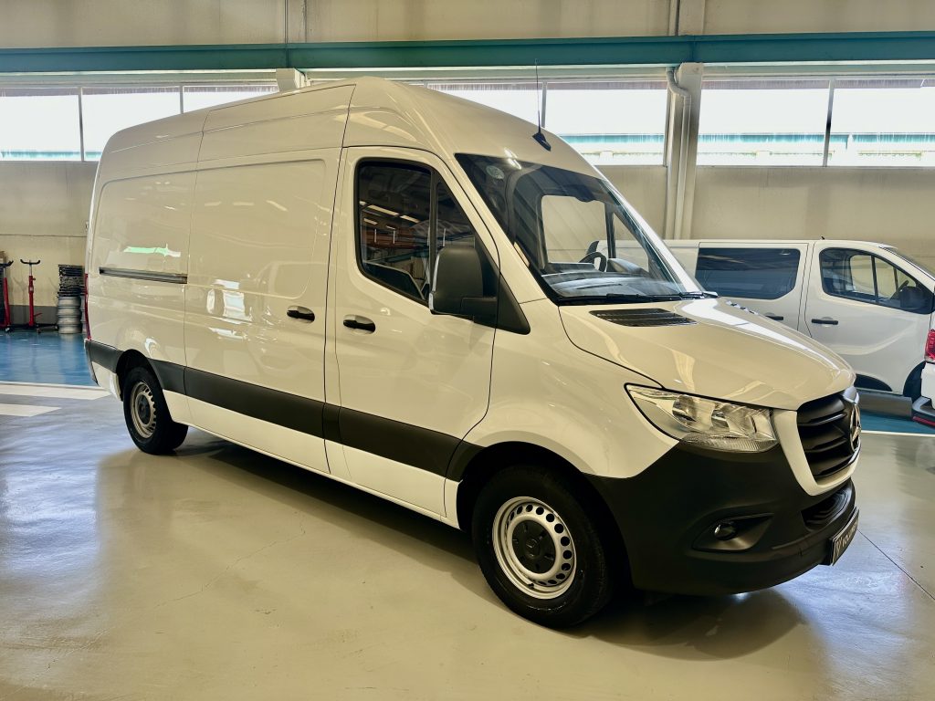MERCEDES BENZ SPRINTER 311CDI 2.0CDI 114CV RWD FG MEDIO TECHO ELEV 11.3m MBUX + PANEL + EXTRAS / 3.500 KG - foto 5