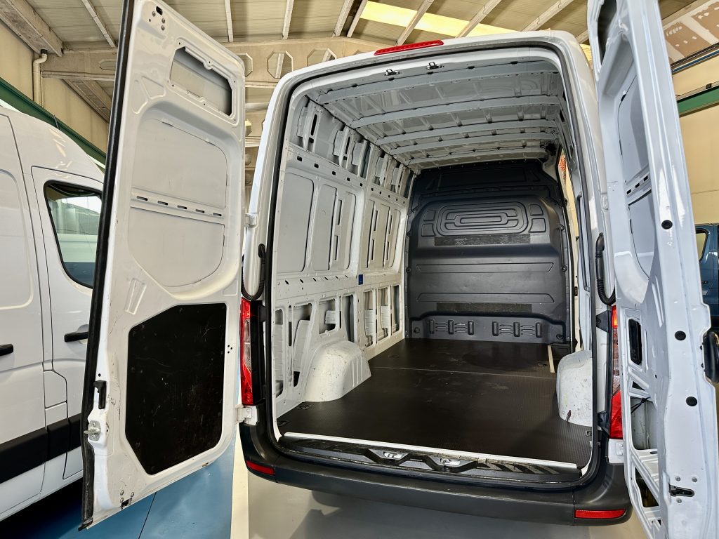MERCEDES BENZ SPRINTER 311CDI 2.0CDI 114CV RWD FG MEDIO TECHO ELEV 11.3m MBUX + PANEL + EXTRAS / 3.500 KG - foto 19