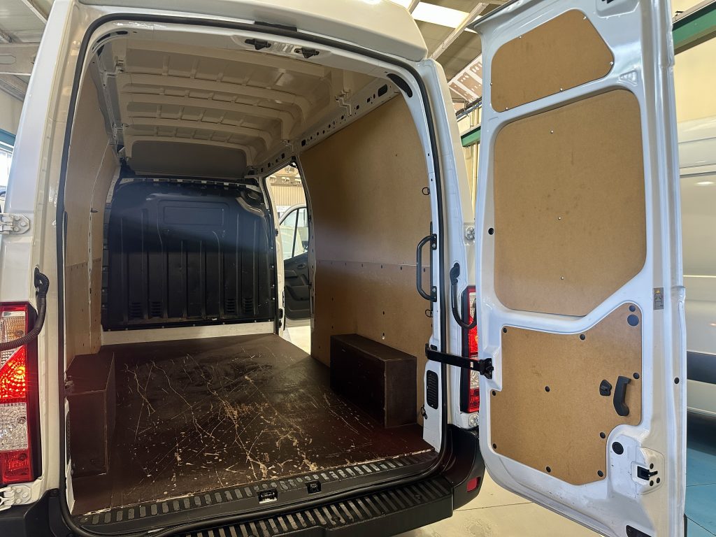 NISSAN NV400 2.3BLUEDCI 150CV FG L3H3 14.8m3 FWD CONFORT PLUS + EXTRAS / CARGA UTIL 1.400 KG - foto 28