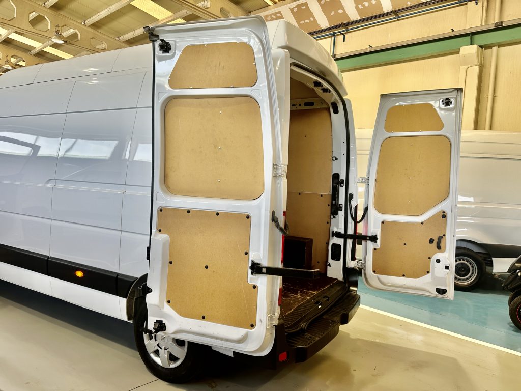 NISSAN NV400 2.3BLUEDCI 150CV FG L3H3 14.8m3 FWD CONFORT PLUS + EXTRAS / CARGA UTIL 1.400 KG - foto 30