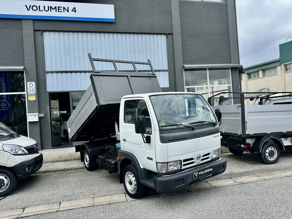 NISSAN CABSTAR 3.0D 110CV 28.110/1  CHASIS CORTO 2.500 D.E. CAJA AB 3,00m+ BASCULANTE  / CARGA UTIL: 681 KG - foto 1