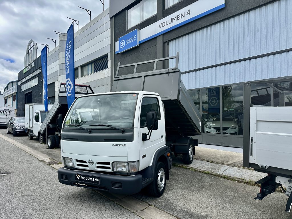 NISSAN CABSTAR 3.0D 110CV 28.110/1  CHASIS CORTO 2.500 D.E. CAJA AB 3,00m+ BASCULANTE  / CARGA UTIL: 681 KG - foto 2