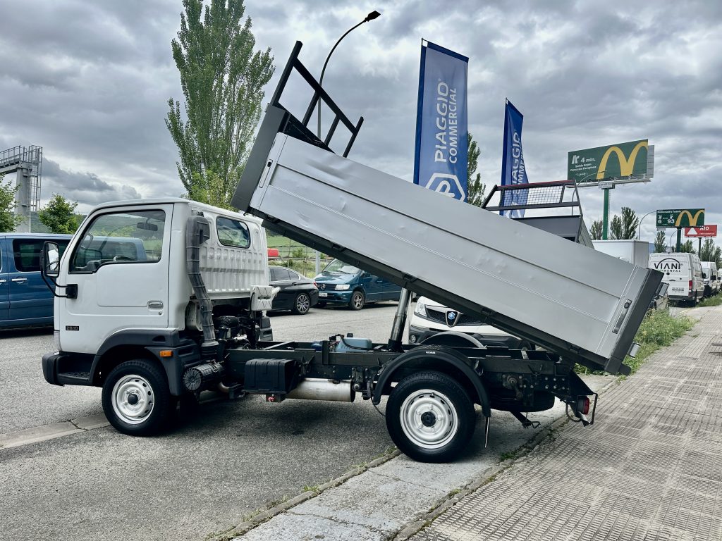 NISSAN CABSTAR 3.0D 110CV 28.110/1  CHASIS CORTO 2.500 D.E. CAJA AB 3,00m+ BASCULANTE  / CARGA UTIL: 681 KG - foto 3