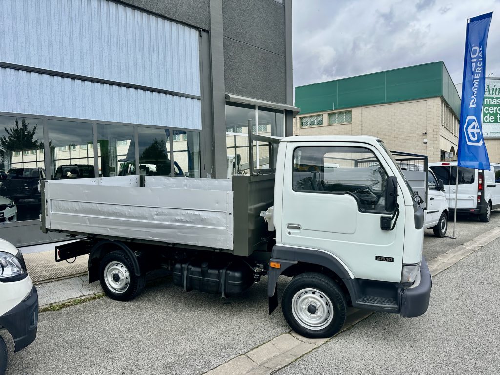NISSAN CABSTAR 3.0D 110CV 28.110/1  CHASIS CORTO 2.500 D.E. CAJA AB 3,00m+ BASCULANTE  / CARGA UTIL: 681 KG - foto 4