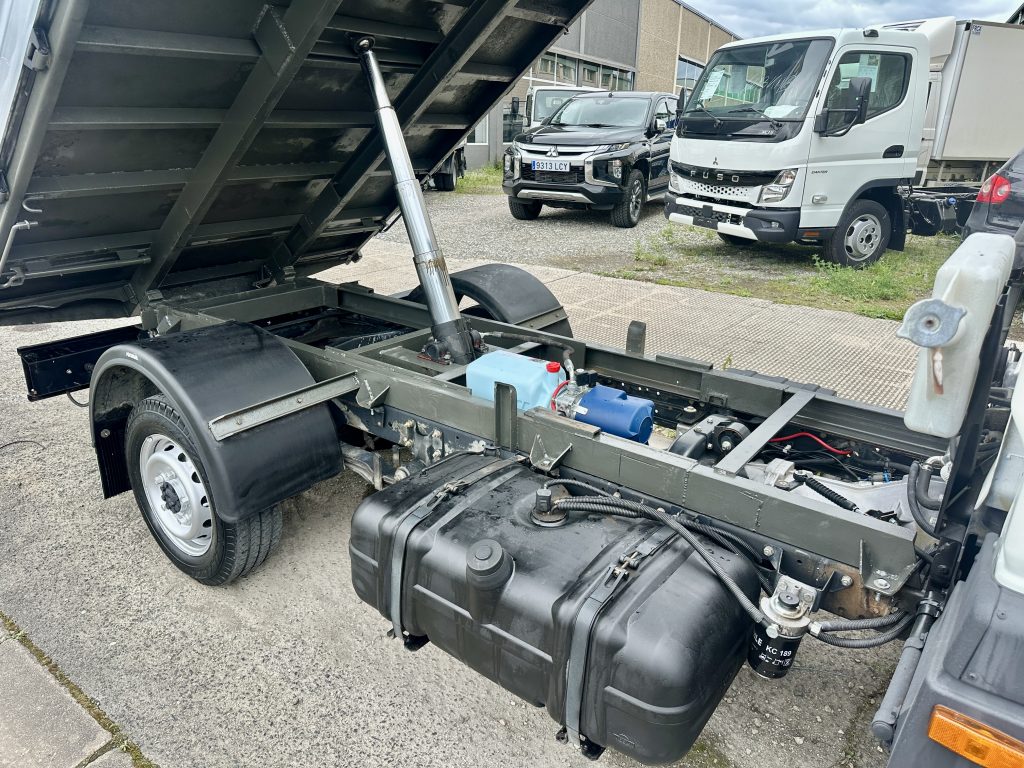 NISSAN CABSTAR 3.0D 110CV 28.110/1  CHASIS CORTO 2.500 D.E. CAJA AB 3,00m+ BASCULANTE  / CARGA UTIL: 681 KG - foto 8