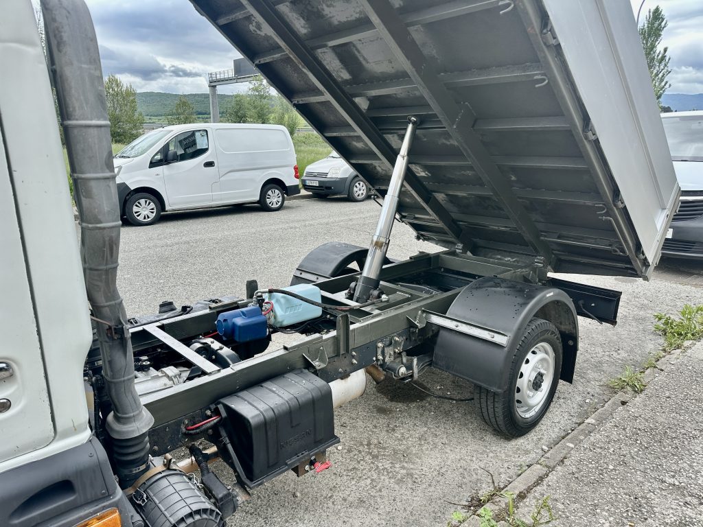 NISSAN CABSTAR 3.0D 110CV 28.110/1  CHASIS CORTO 2.500 D.E. CAJA AB 3,00m+ BASCULANTE  / CARGA UTIL: 681 KG - foto 9