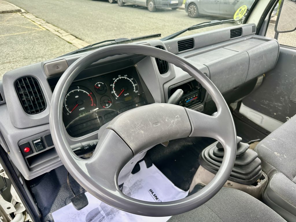 NISSAN CABSTAR 3.0D 110CV 28.110/1  CHASIS CORTO 2.500 D.E. CAJA AB 3,00m+ BASCULANTE  / CARGA UTIL: 681 KG - foto 17