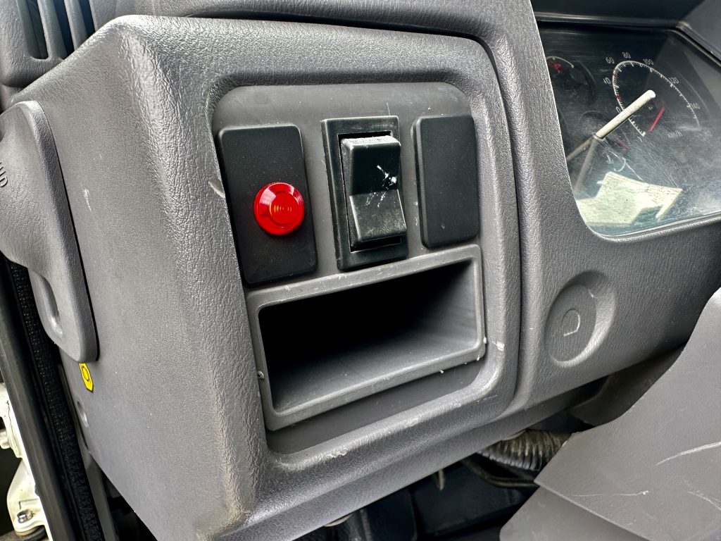 NISSAN CABSTAR 3.0D 110CV 28.110/1  CHASIS CORTO 2.500 D.E. CAJA AB 3,00m+ BASCULANTE  / CARGA UTIL: 681 KG - foto 21