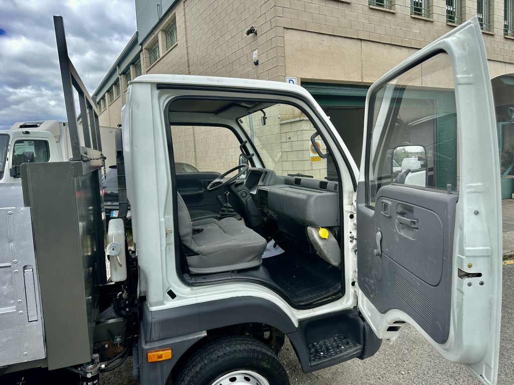 NISSAN CABSTAR 3.0D 110CV 28.110/1  CHASIS CORTO 2.500 D.E. CAJA AB 3,00m+ BASCULANTE  / CARGA UTIL: 681 KG - foto 24