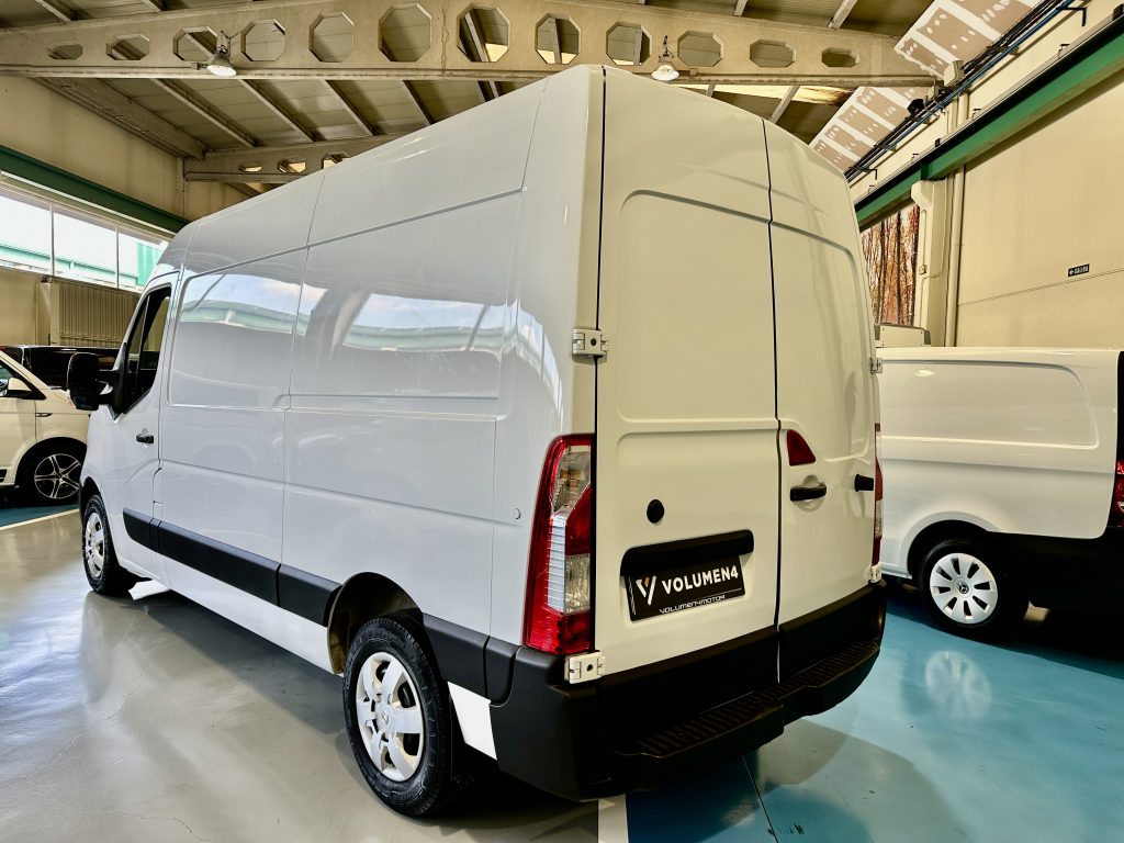 NISSAN INTERSTAR 2.3dCi 136CV FWD FURGON L2H2 10,8M COMFORT PLUS 35T / 1.400KG CARGA UTIL - foto 4