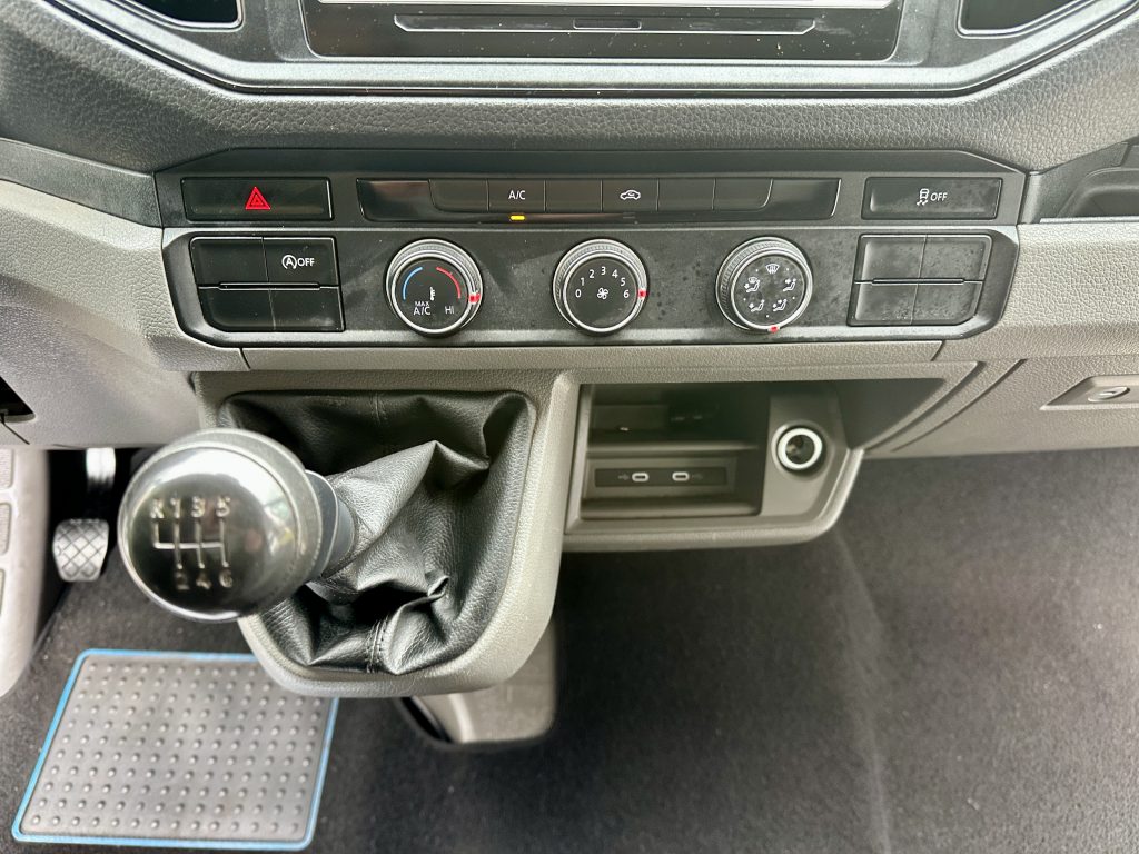 VW CRAFTER 2.0TDI BMT 140CV L4 FWD BOX 35RS C/C PAQUETERO 22M CUB 4,30 + PLATAFORMA DHOLL / CARGA UTIL 610 KG - foto 41