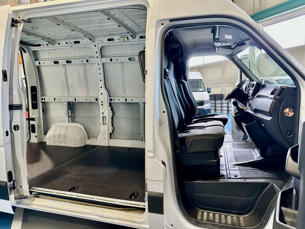 NISSAN INTERSTAR 2.3dCi 136CV FWD FURGON L2H2 10,8M COMFORT PLUS 35T / 1.400KG CARGA UTIL - foto 29