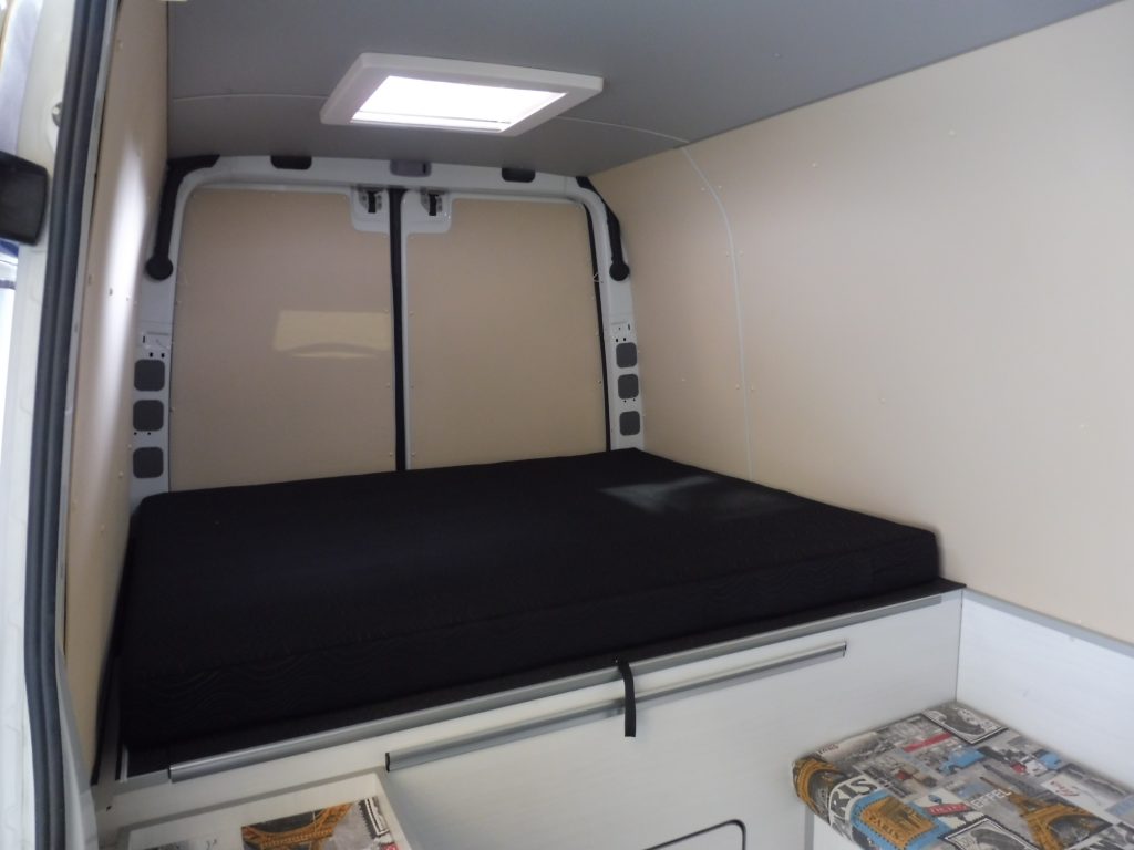 VOLKSWAGEN CRAFTER 2.0TDI 136CV FURGÓN MEDIO ELEVADO VIVIENDA + EXTRAS - foto 2